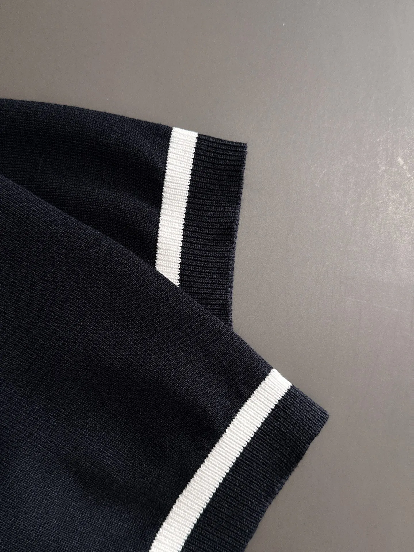 🅿️320 shipped next day, high quality Stone Island 2025 spring and summer new men's round neck short-sleeved T-shirt. Made of combed cotton yarn knitted cotton fabric, pure cotton high-weight special yarn, it feels heavy when weighed, and the upper body is more textured than ordinary T-shirts. This texture can cope with the weather easily and is suitable for both hot and cold! The pattern on the chest adopts three-dimensional embroidery technology, and is perfectly produced stitch by stitch with reference to the original version! Loose fit design, looks noble. Size: M to XXXL